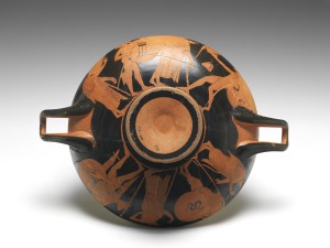 A red-figured archaic Kylix, by the Berlin Painter depicting warriors and draped youths at the Fitzwilliam Museum. © Fitzwilliam Museum, Cambridge A red-figured archaic Kylix, by the Berlin Painter depicting warriors and draped youths at the Fitzwilliam Museum. © Fitzwilliam Museum, Cambridge
